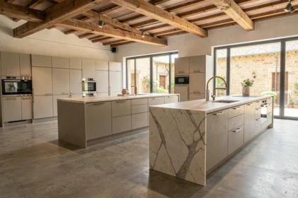 Showroom de cuisinistes en Lot-et-Garonne avec plusieurs modèles de cuisines modernes exposés
