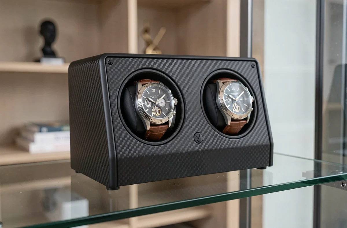 Remontoir double automatique en fibre de carbone avec deux montres mécaniques de luxe dans un intérieur contemporain